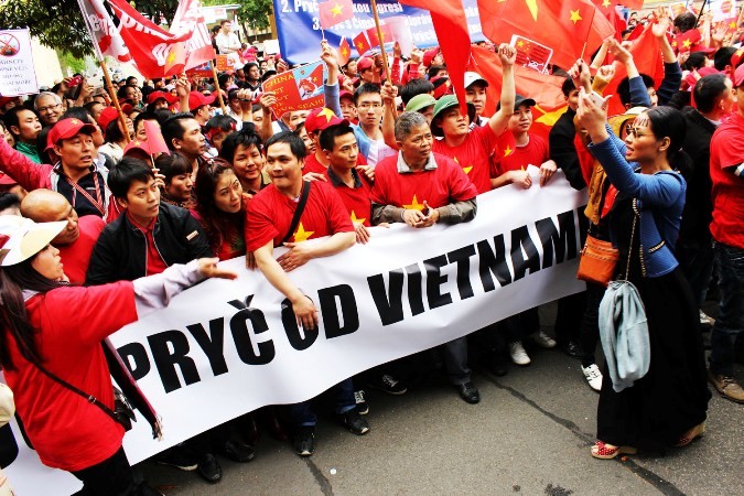 Вьетнамцы за рубежом выступают с протестом против незаконных действий Китая в Восточном море - ảnh 1